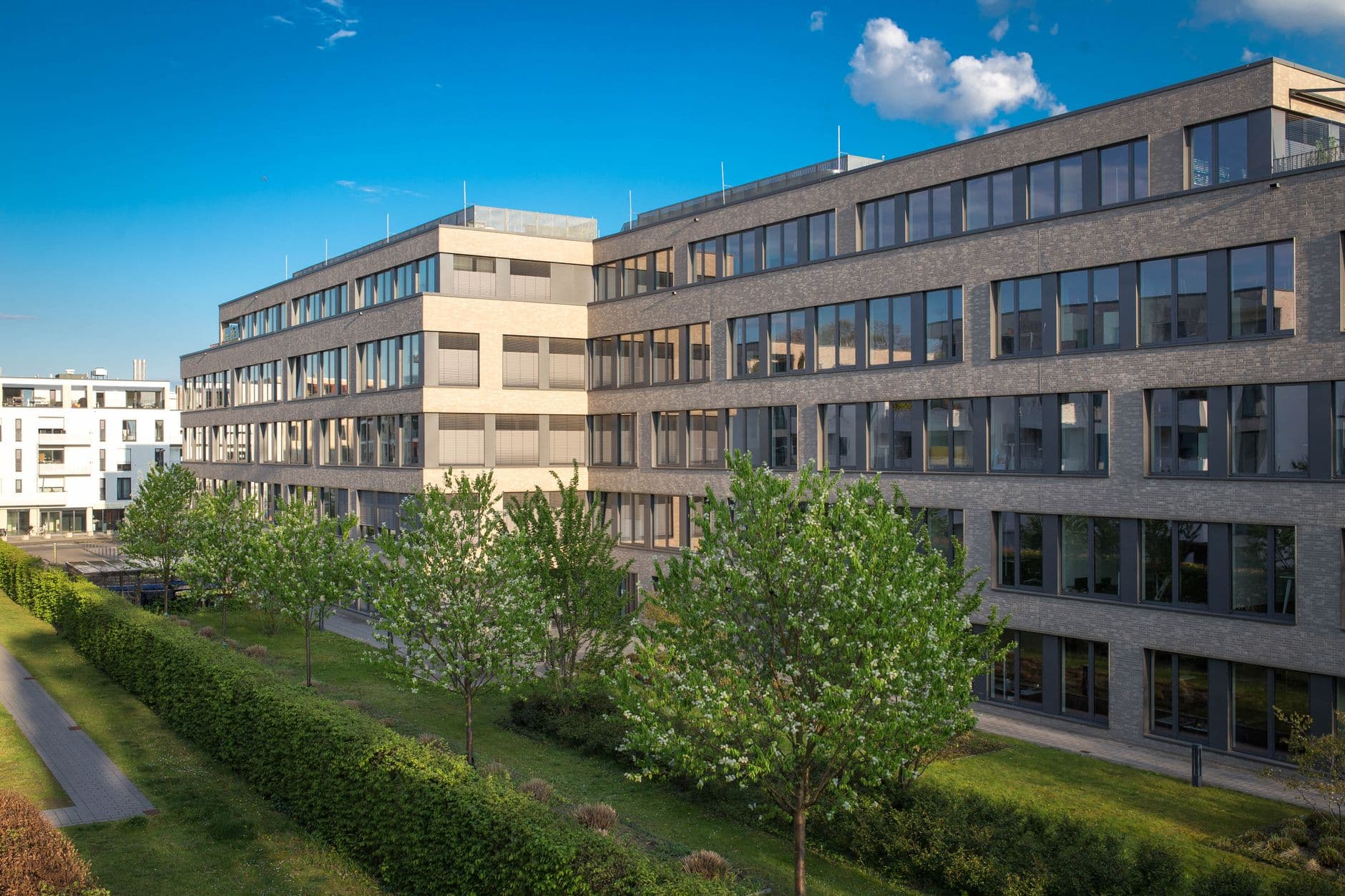 Gepflegtes Immobilienobjekt mit Grünanlage